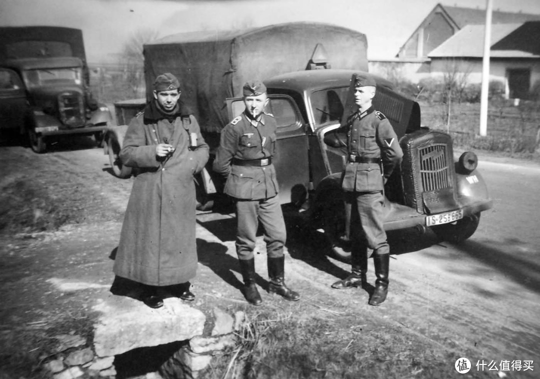 德军士兵与卡车合影，前车为欧宝闪电2.5吨卡车。此车同样为军方征用的民用卡车