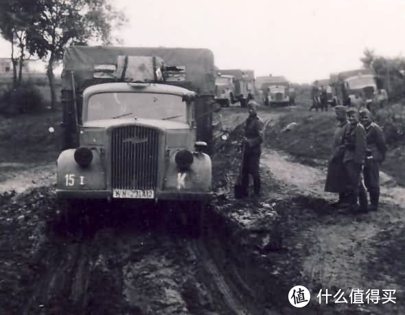 隶属克莱斯特装甲集群的一辆欧宝闪电卡车正在通过泥泞地带