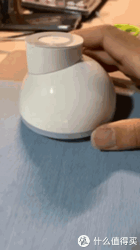 所谓的360°旋转是如此实现的，考虑到小灯的表面是光滑的塑料，长期这么转可能会有磨花的风险