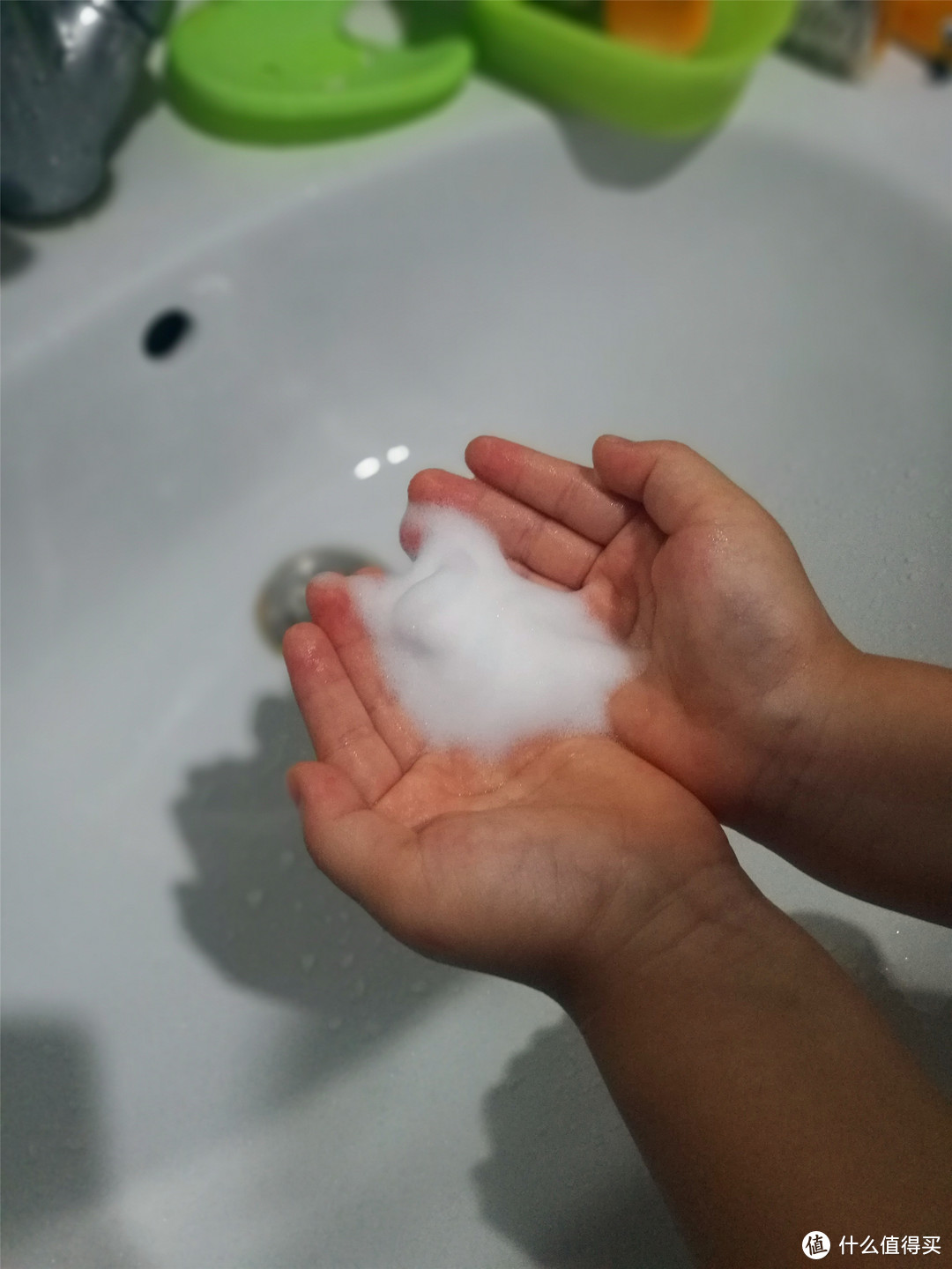 怎么样才能让孩子改变不爱洗手的臭毛病？今天我来试试这个小七泡泡自动出泡洗手机看看如何