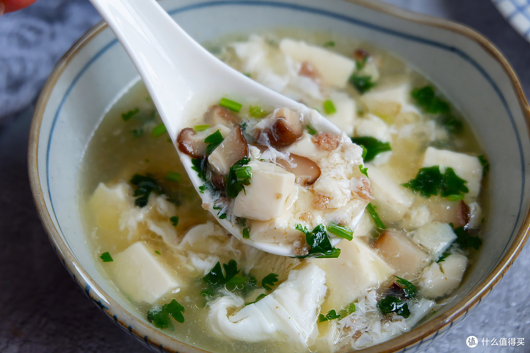 需要材料:主料:牛肉80克,绢豆腐1盒,香菇3朵,蛋白1个,香菜1棵调味:白