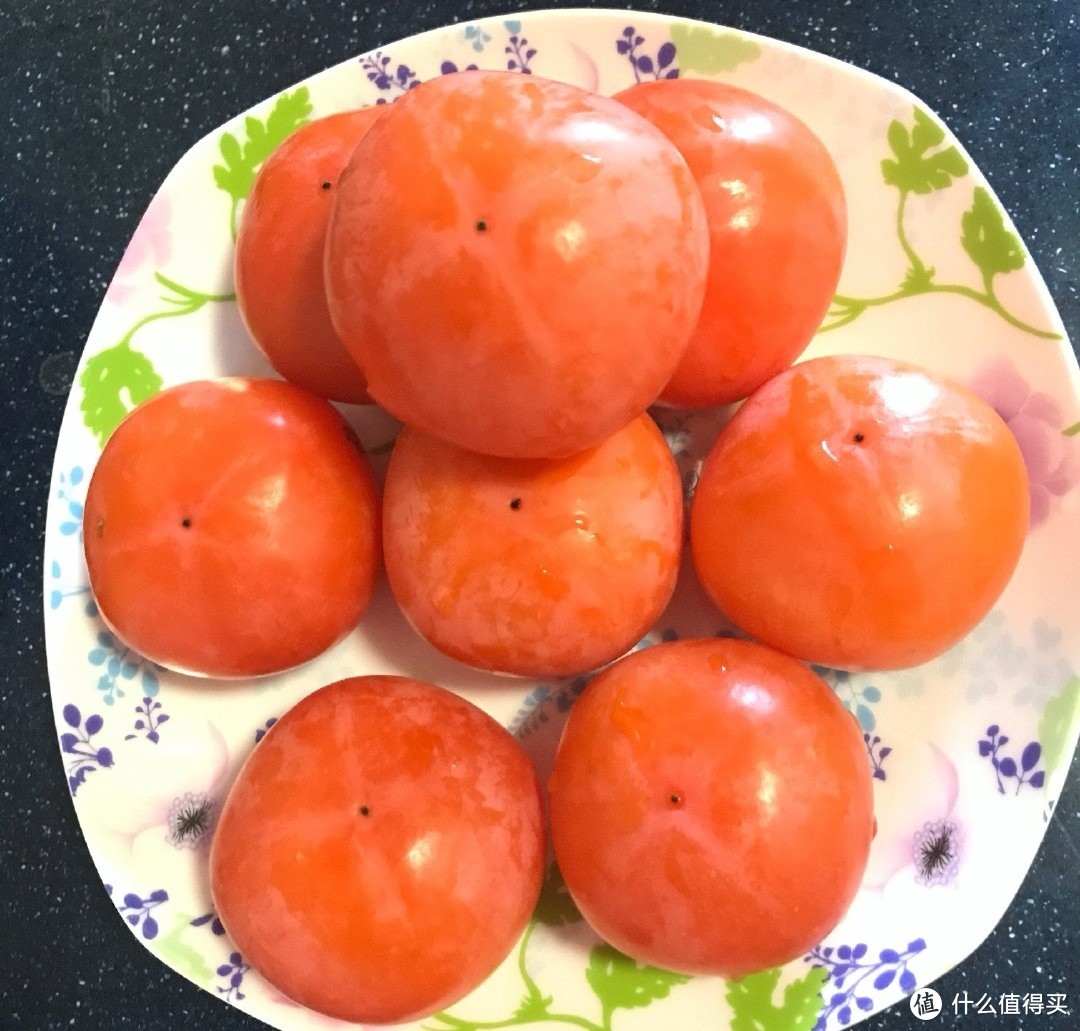 一盘新鲜的火晶柿子，看着鲜艳无比