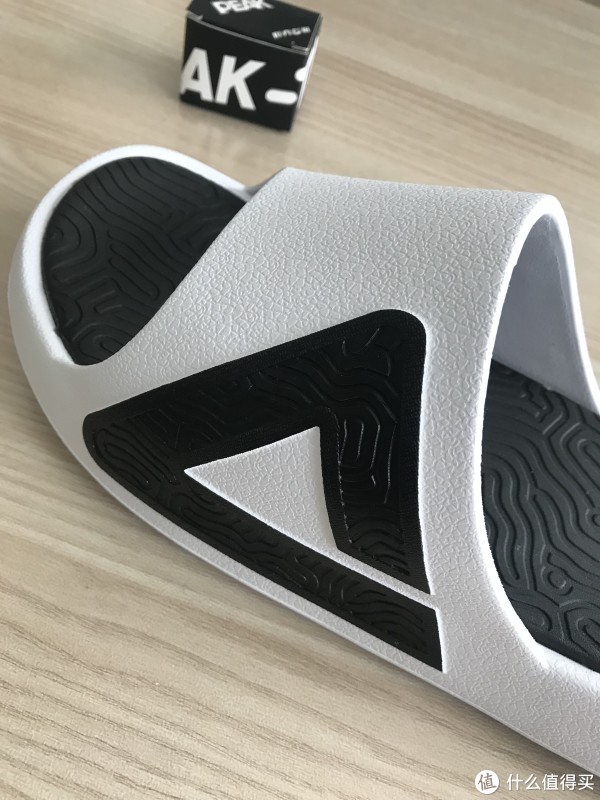 大大的匹克LOGO