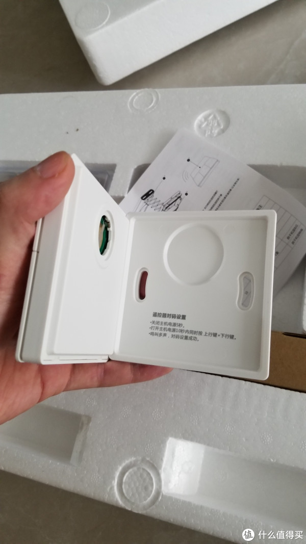 内立面，送了纽扣电池和盖板的，没装上。