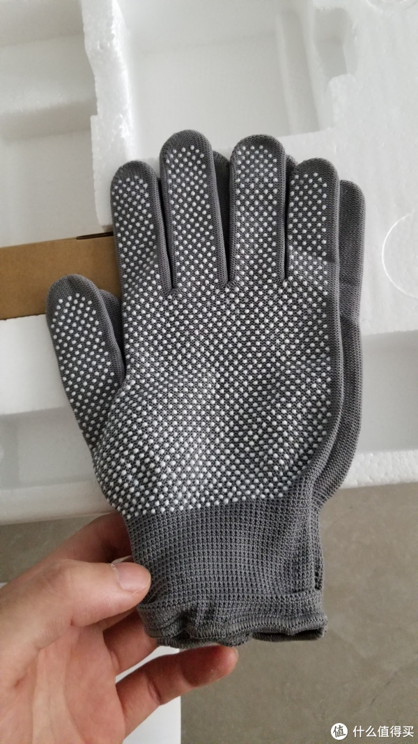 送的一双安装手套。