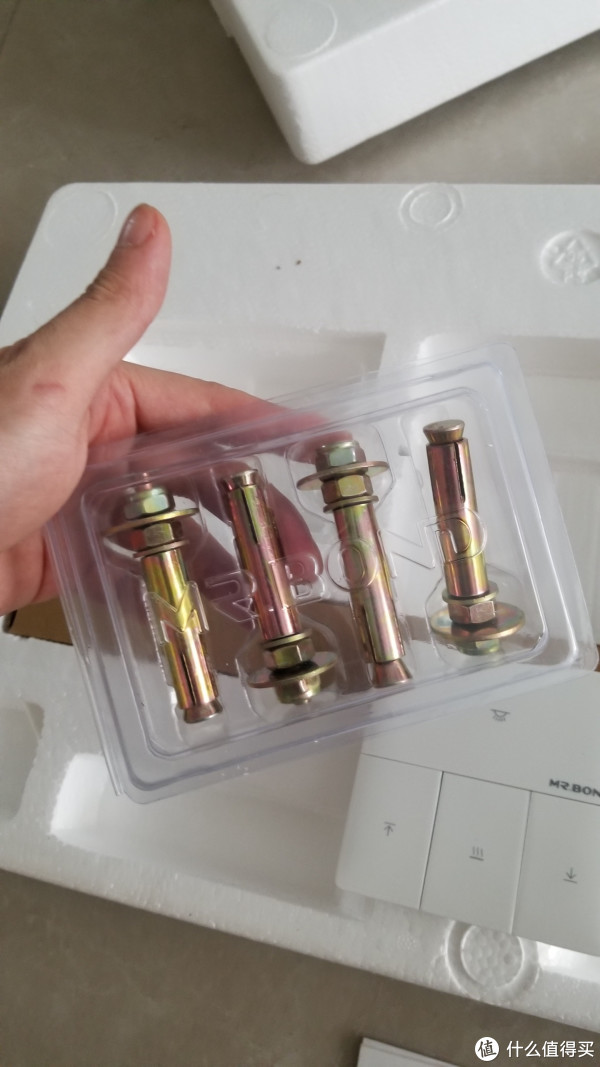 四个膨胀螺丝。没吊顶的朋友会用到这个螺丝。