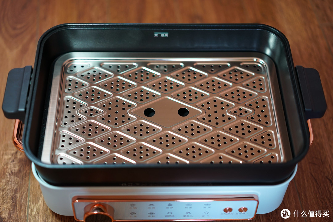 蒸煮配件可以卡在深盘的变径处，设计巧妙，上部给被煮的食物留出足够空间