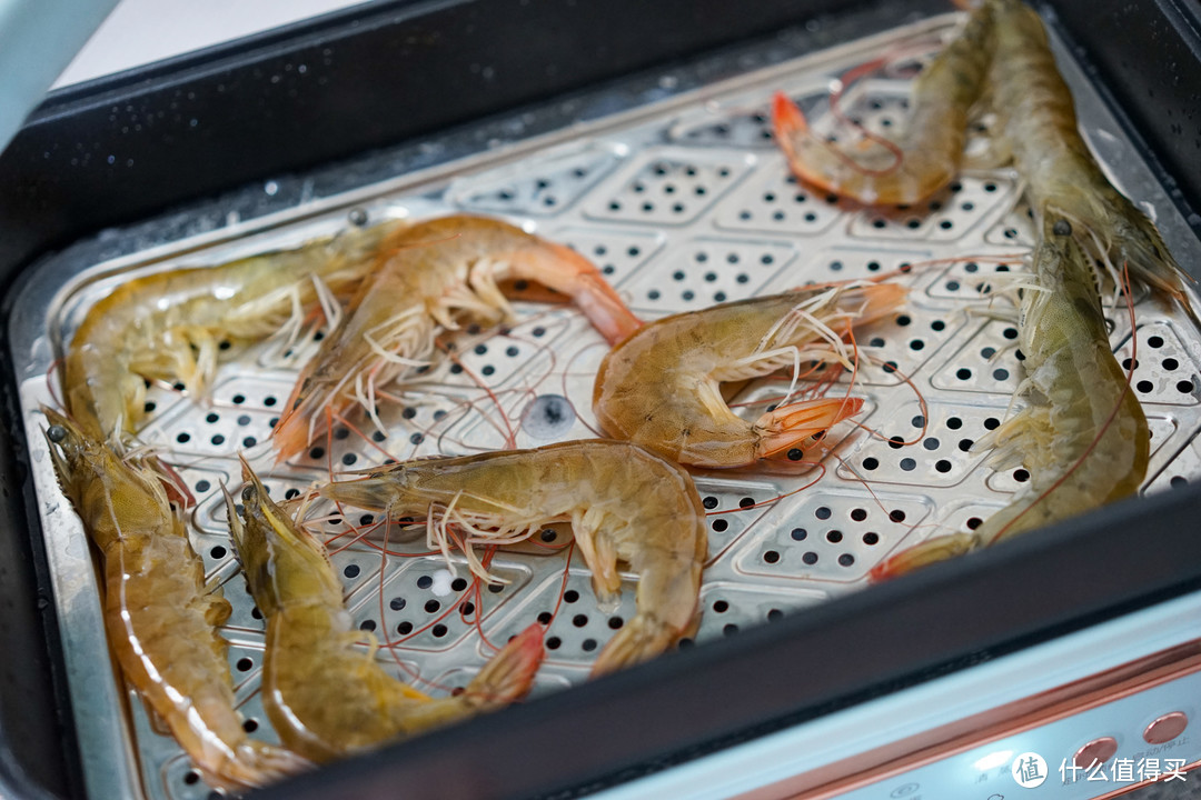 虾是刚买回来的活虾，锅的容积还是很大的，感觉一次性蒸1斤半虾或者6、7个螃蟹不成问题，虾扔进锅里噼里啪啦了几下……阿弥陀佛，还是新鲜的虾好吃啊！