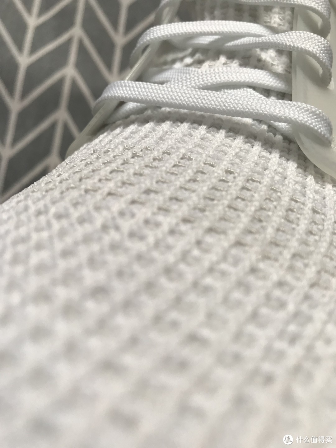 纯白的adidas UltraBoost 19