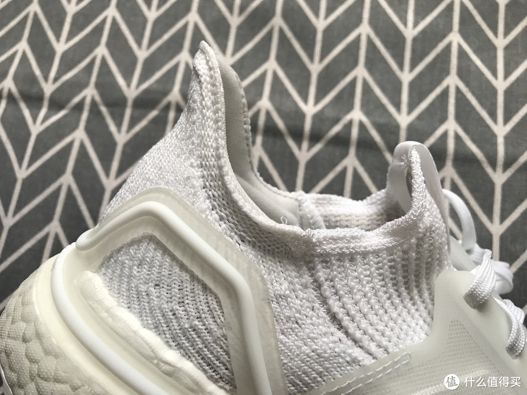 纯白的adidas UltraBoost 19