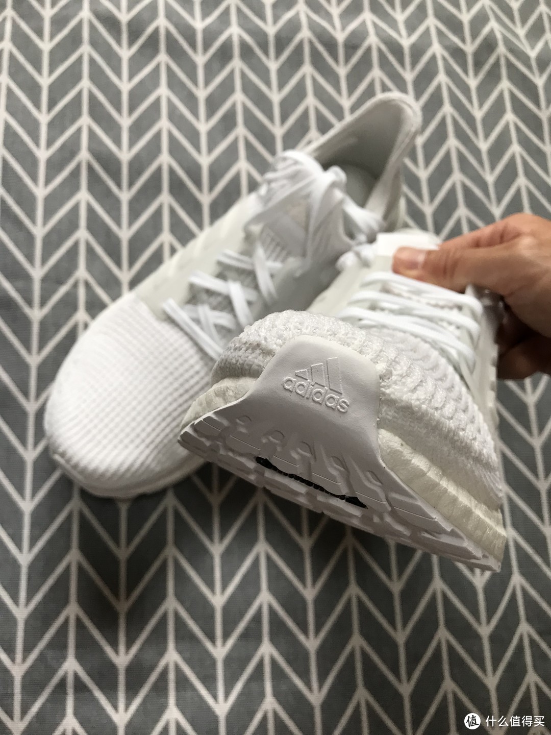 纯白的adidas UltraBoost 19