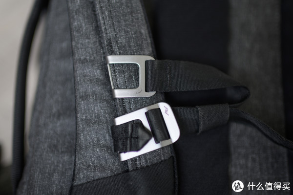 胸部支撑的带子是可以扣到一边的