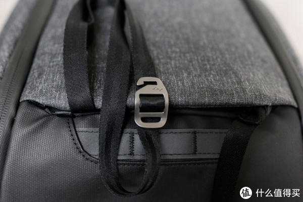 正前方包内也隐藏了卡扣,可以悬挂一些大型物件。闭合处有磁铁设计。