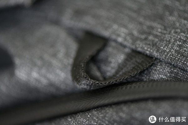 包的所有边角都有这样一个扣环,可以方便你挂东西,及配合包中的卡扣固定物品