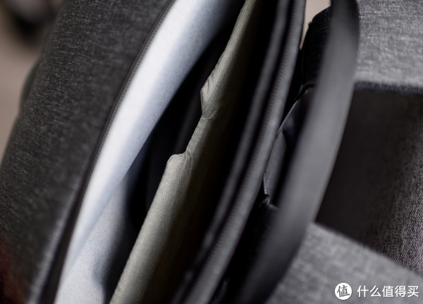 放置笔记本的区域做了3层分隔,这样你可以放入一台笔记本,一个ipad,还有一些小的部件。