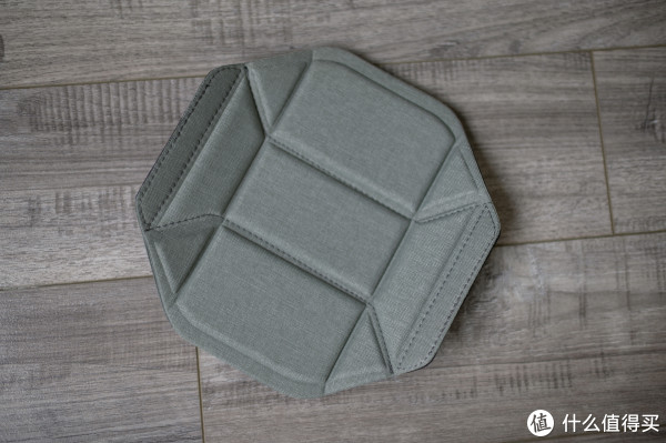 这个隔板设计的很薄,但是用料十足,保护镜头完全没有问题。同时翻折起来也很科学。