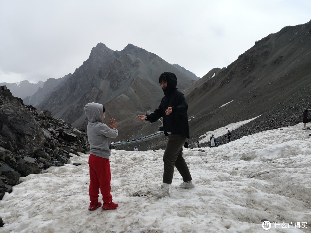 冰下面是融水，只能打雪球，坐下去屁股马上湿