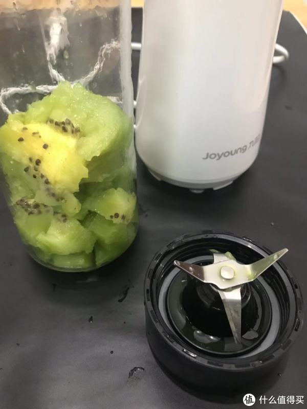 将收拾好的果肉丢进去，准备上剌刀