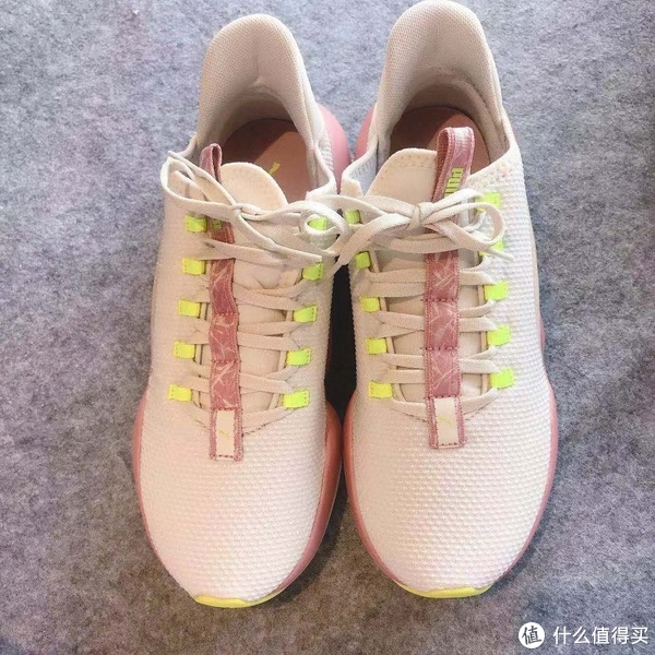 白色鞋身，点缀粉色和荧光色，低调中显眼