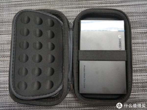 内部：真的是刚刚好能塞进这个硬盘盒