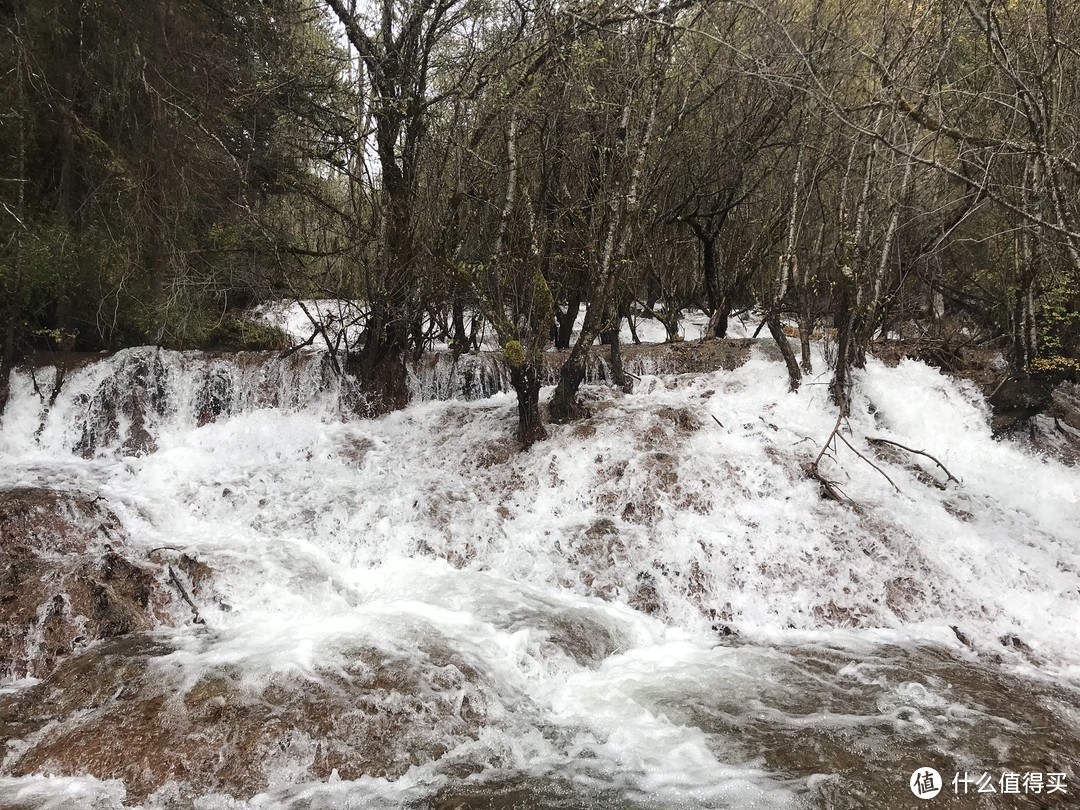 瀑布顶上是湍急流水