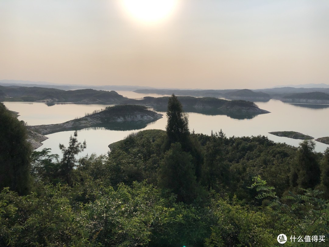 夕阳下的水库