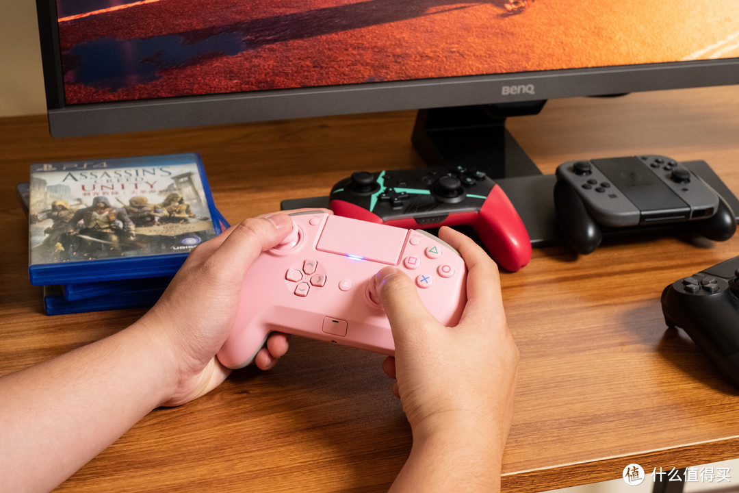 游戏电竞玩家不一样的操控选择：Razer Raiju 雷蛇飓兽竞技版粉晶PS4手柄