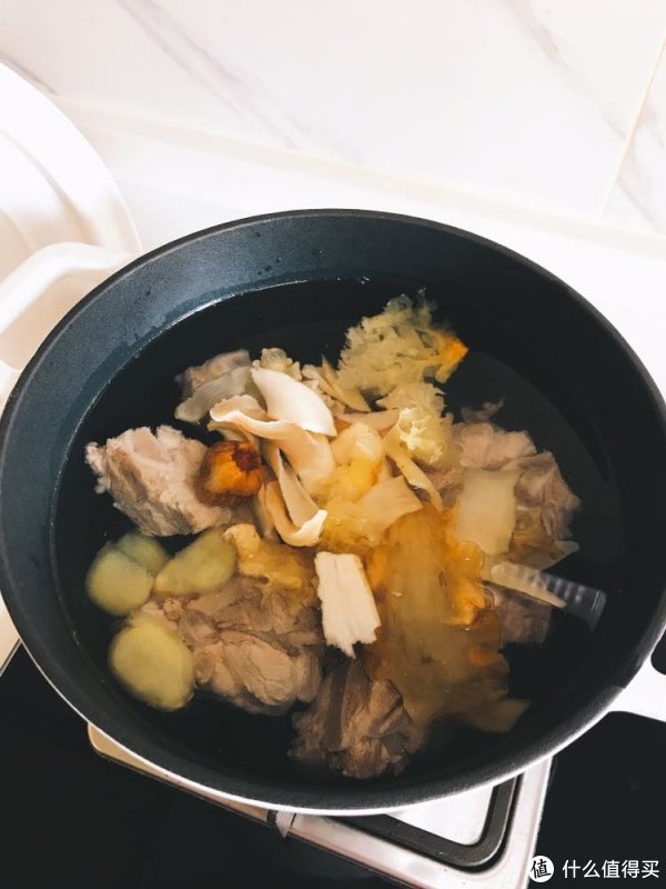 食材全部加进去，水位添到合适，不需要多加很多