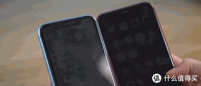 左边iPhone为iOS13，右边为iOS12