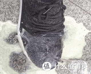 小米V-TEX轻跑鞋魔鬼测评：把可乐豆浆沸水倒下去，结果太服气了！