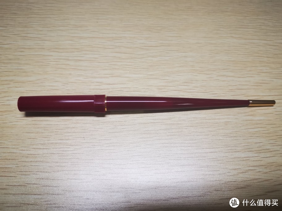 台笔笔身，很像会计专用那种，赠送的一个墨囊也是粉红色的