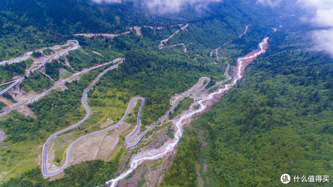 左边是路，中间是河滩【航拍】