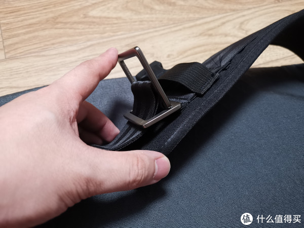 抬起日字扣可快速释放背带