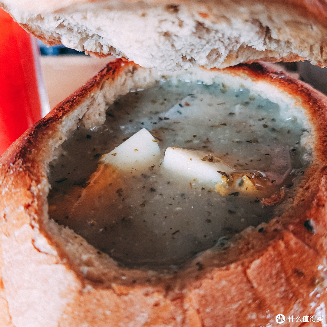 蘑菇汤，盛在一个空心的面包里面，面包也能吃，超级美味