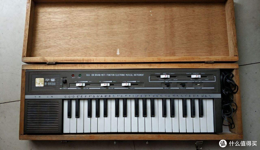 图片来自网络，大致就是这种了，电子琴在木头盒子里面，相当的沉，当年我是两只手轮流拎去学校的。