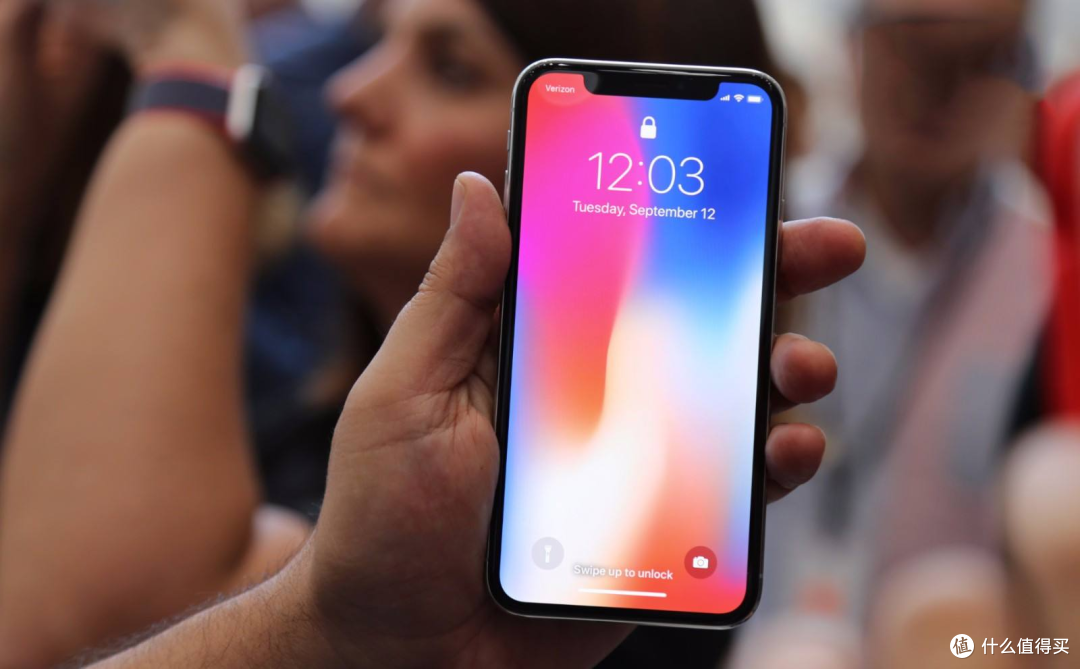 但回到苹果发布第一款刘海全面屏手机iphone x的2017年,还会觉得丑吗?