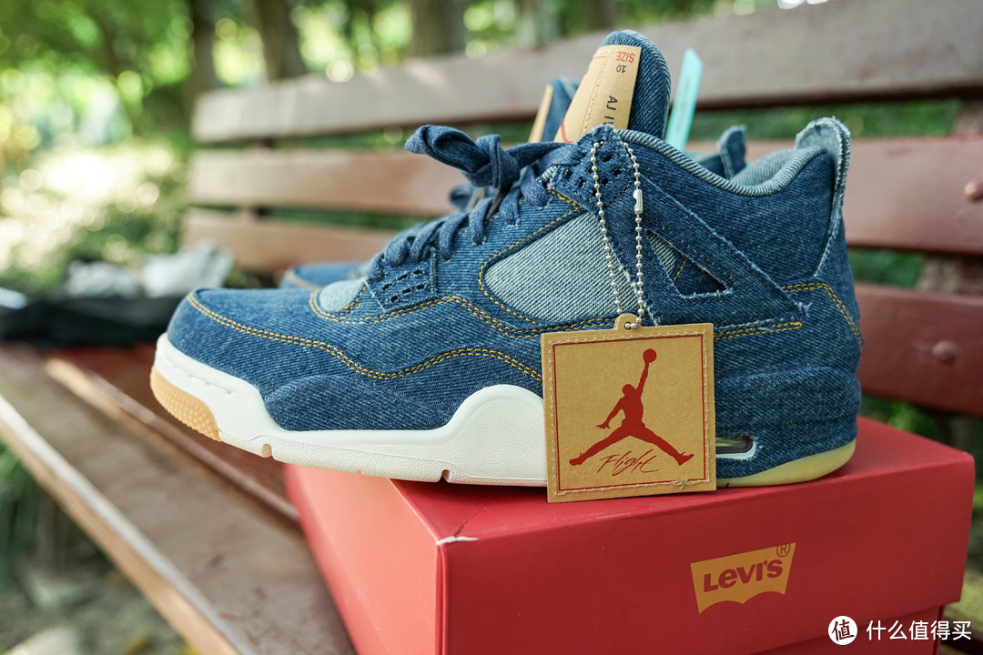 前两天李维斯和NIKE的联名让我冲动的买了这双Levi's x AJ4