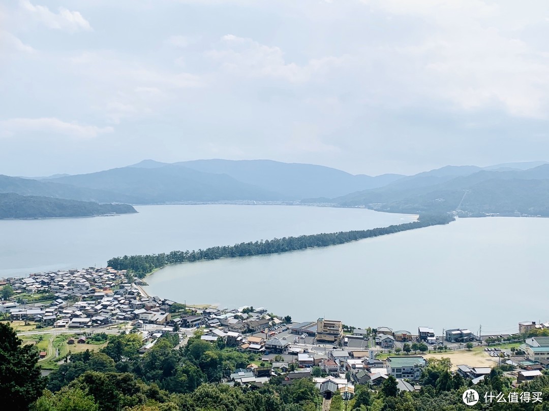 天桥立是一个沙洲，天气好的时候很漂亮，是日本人喜爱的旅游目的地，外国人来得不多