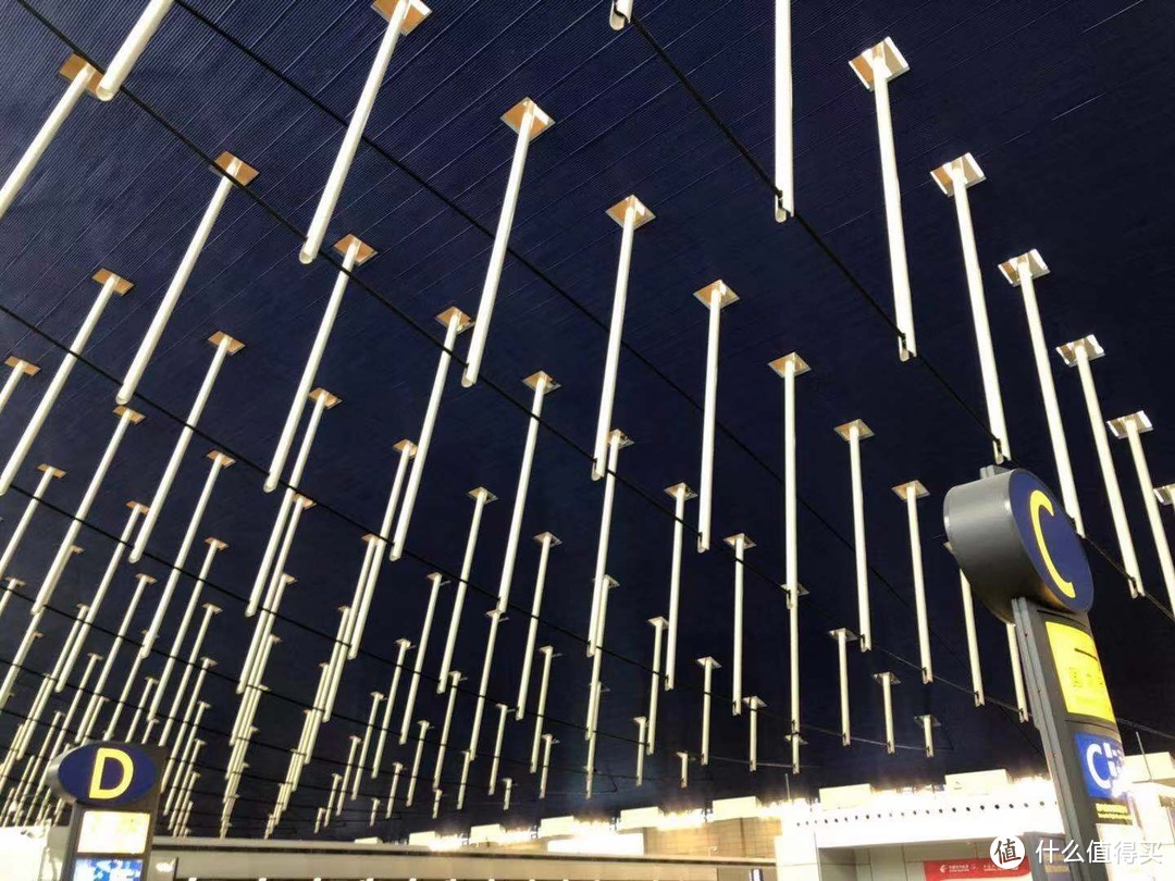 浦东机场标志性的万箭齐发天花板