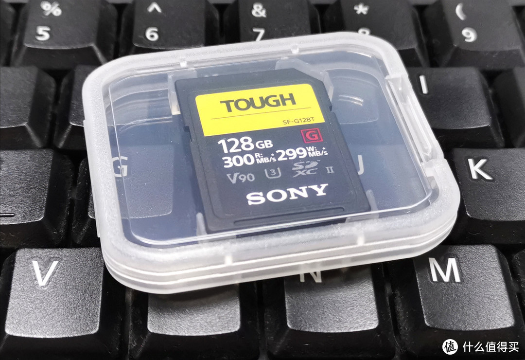 给大佬递茶的小弟我荣幸的借到了SONY TOUGH 128GB专业极速SDXC存储卡，附开箱简晒和简测