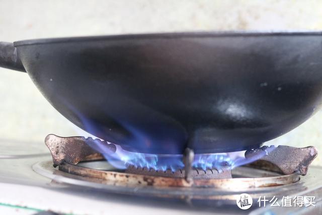 新买的铸铁锅切忌直接使用，这个开锅方法看完再决定