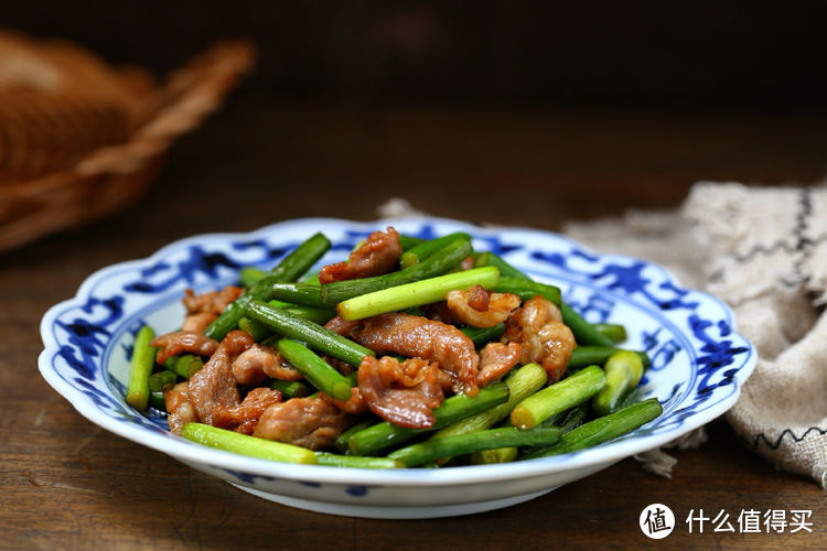 小时候过年才能吃到蒜苔炒肉，做法虽简单却最下饭，隔两天不吃就馋