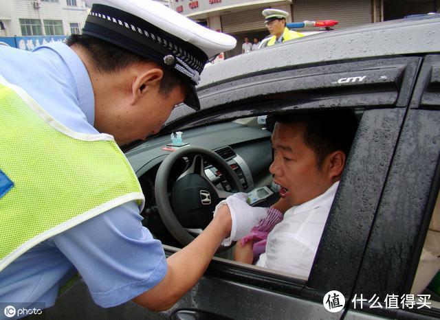 男子开货车发生交通事故，遭车险拒赔，保险公司：没有从业资格证