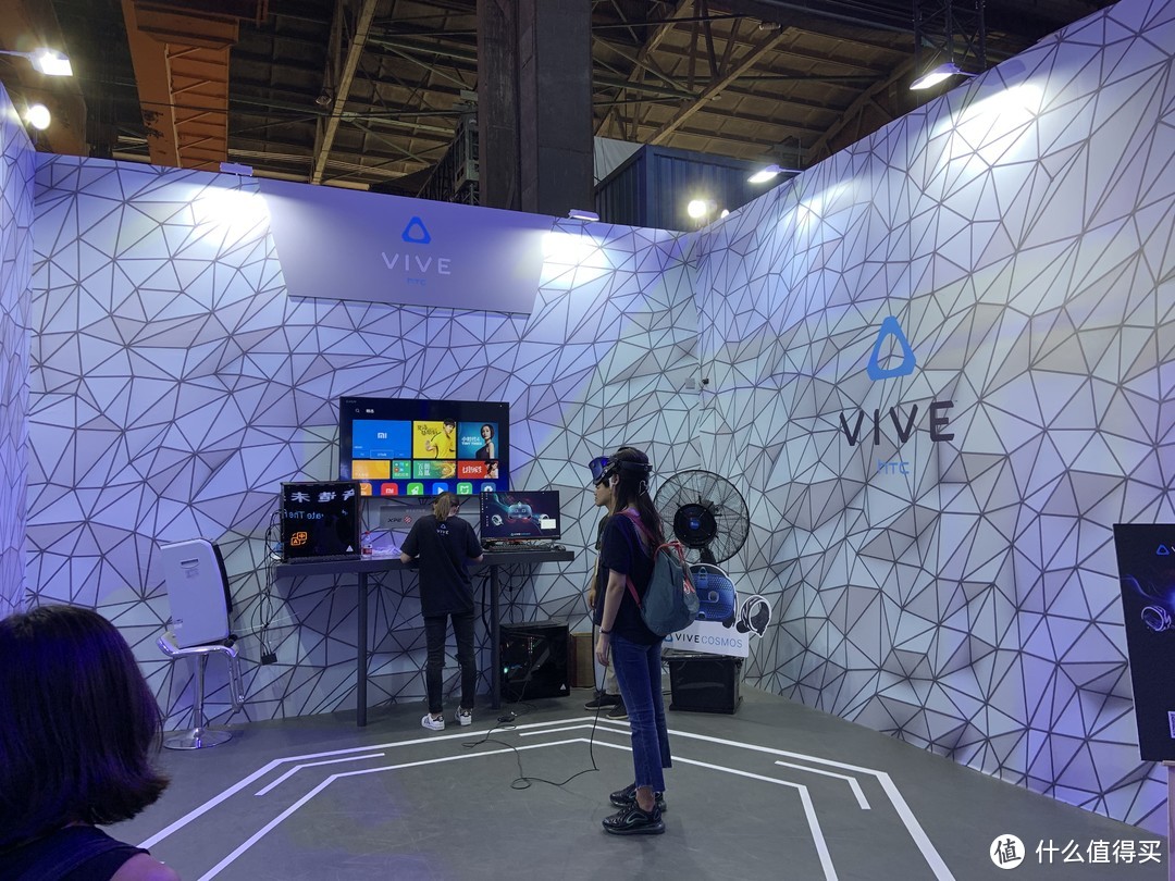 一直都想体验下vive，终于如愿以偿了，不过效果一般般，并没有惊艳的感觉，设备是vive cosmos，虽然号称2880*1700的分辨率，但是像素点还是很明显，满满的大果粒。