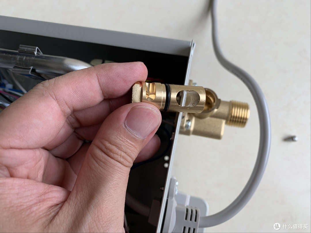 为何动辄几千差价？真假恒温玄机是啥？A.O.史密斯热水器拆给你看