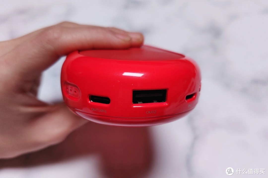 CIKE小红玩无线充电宝，身穿小红甲，内藏大能量，能同时三路输出