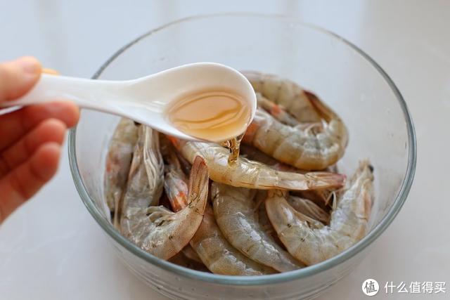 大虾别再油焖了，试试这个做法，连虾壳都吃的一干二净