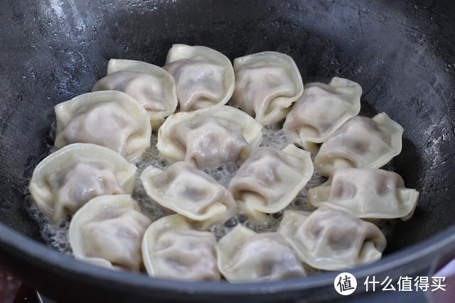 吃饺子不用水煮，加俩鸡蛋进去，营养翻倍味道好，孩子天天点名要