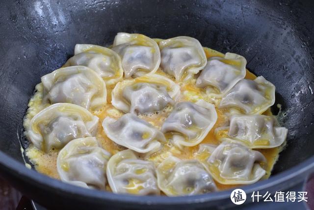 吃饺子不用水煮，加俩鸡蛋进去，营养翻倍味道好，孩子天天点名要