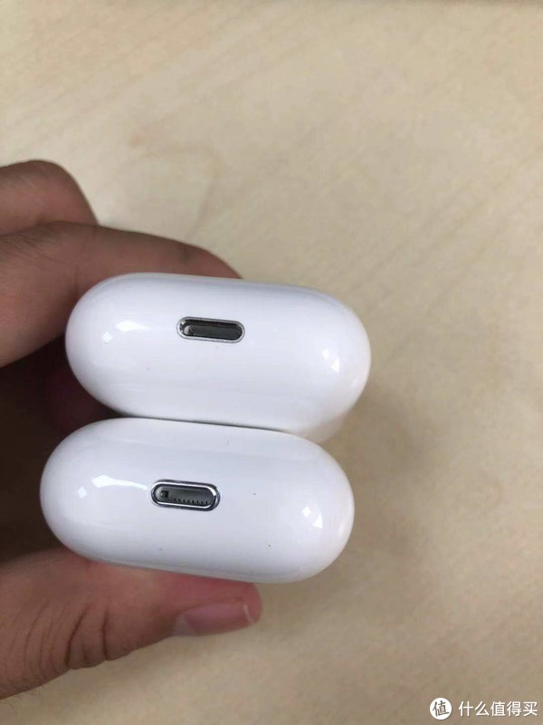 上Airpods、下洛达1536（Lighting接口做工low 有塌陷）